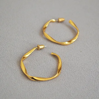 O coreano requintado simples de bronze dourado trançado brincos para mulheres Mobius anel anti-alérgico C em forma de brincos da moda feminina jóias